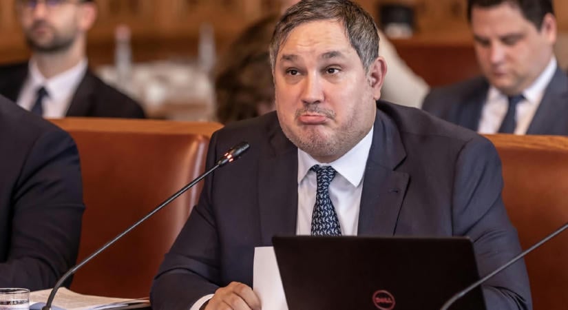 A Fidesz-kormány a választás előtt titkos határozattal diplomata pozíciót kreált Nagy Márton titkárságvezetőjének