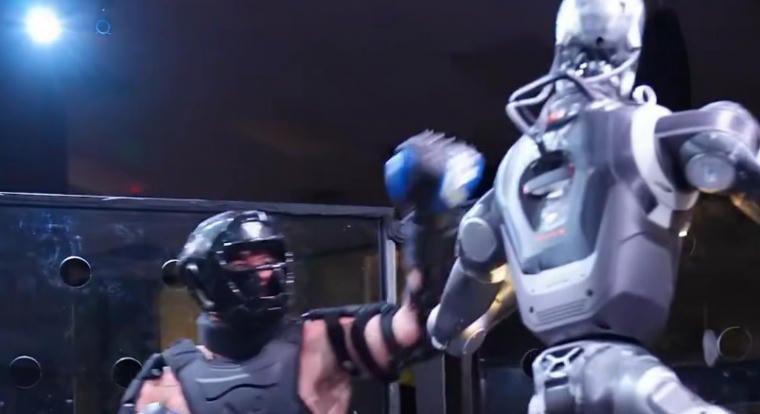 Senki meglepetésére az emberek imádják, ha robotok és emberek verik egymást agyon egy ketrecben