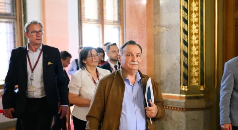 Keményen üzent az akkumulátorgyáraknak Gajdos László, külön igazgatóságot ígért