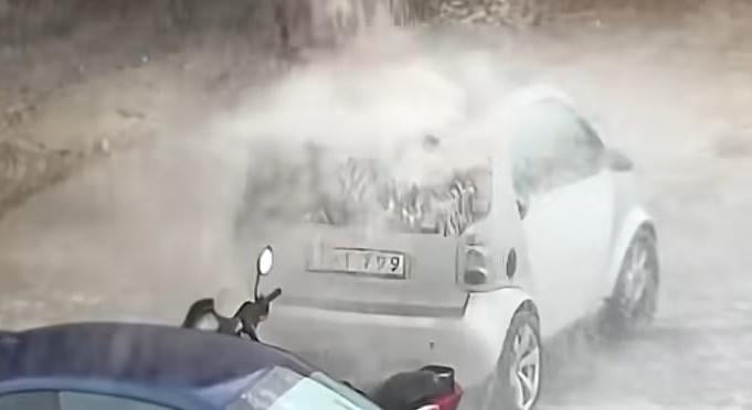 120 napig jártak esőtáncot Máltán, a Smart gazdája biztosan nem fogja megköszönni