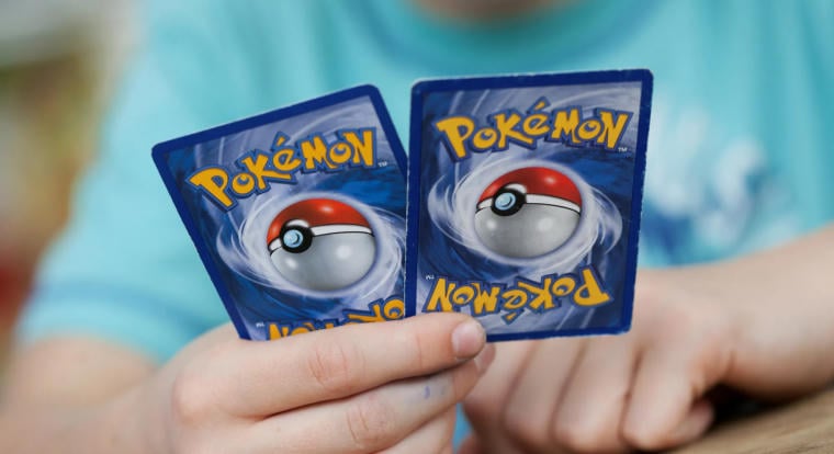 Letartóztattak egy Pokémon TCG-re hajtó 72 éves férfit, mert GPS-szel követte a szállítót