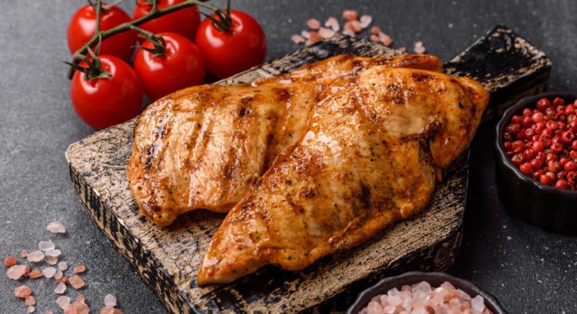 Ne vágja fel a húst sütés közben! Ezzel az apró eszközzel elkerülhető a kiszáradt csirke
