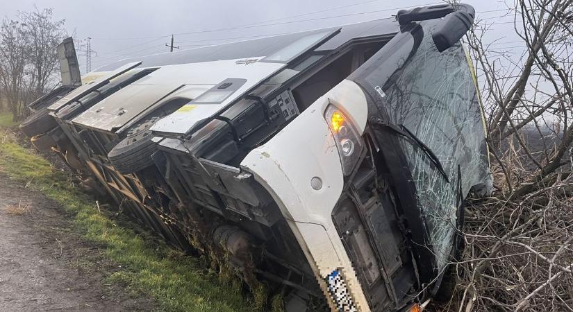 Árokba borult egy autóbusz Kaba és Püspökladány között