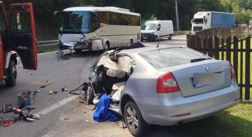 Személyautó és autóbusz ütközött, ketten megsérültek