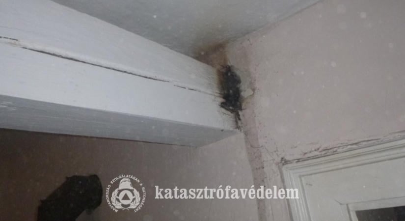 Beizzott egy gerenda Jánoshidán, meggyengült a ház mennyezete