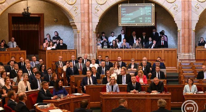 A vagyonvisszaszerzési hivatalról, a TEK átalakításáról és a tanárok jogairól is tárgyal kedden a parlament