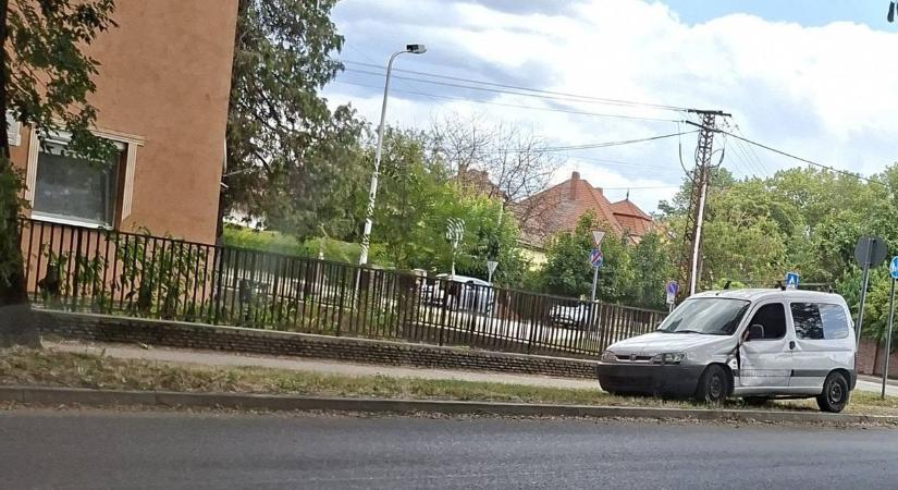 Elhagyott autó borzolja a kedélyeket egy pápai kereszteződésnél