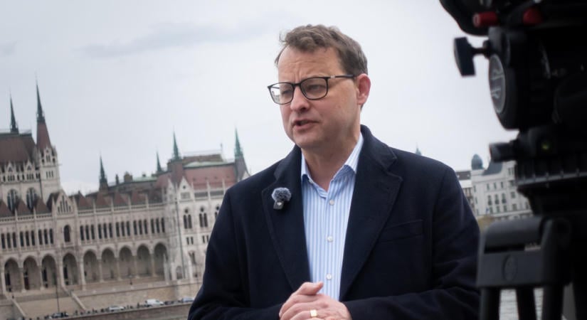 Szorul a hurok Orbán lengyel védence körül: bevonták a magyar papírjait