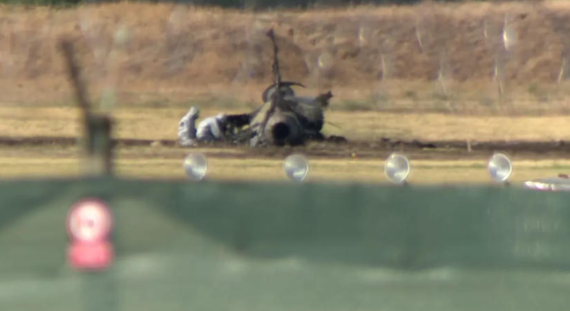 Exkluzív képeken a kiégett Gripen – Megközelítette a roncsot a HírTV stábja