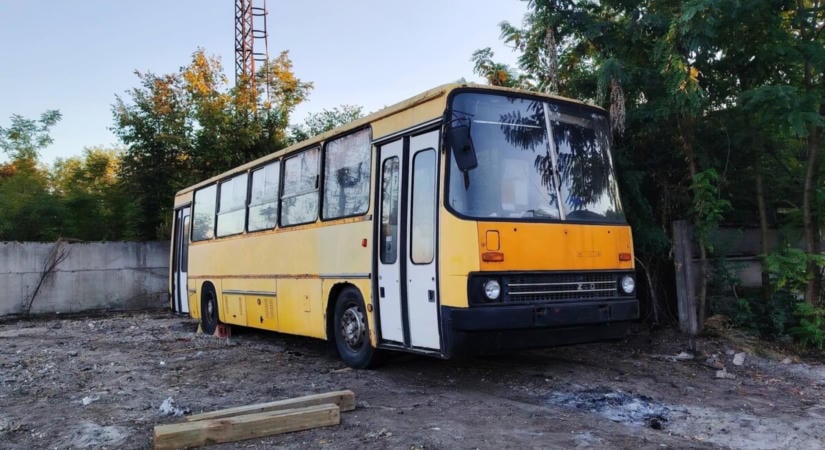 Elhagyatva pusztult, mégis megmentették: új életet kapott a 37 éves Ikarus