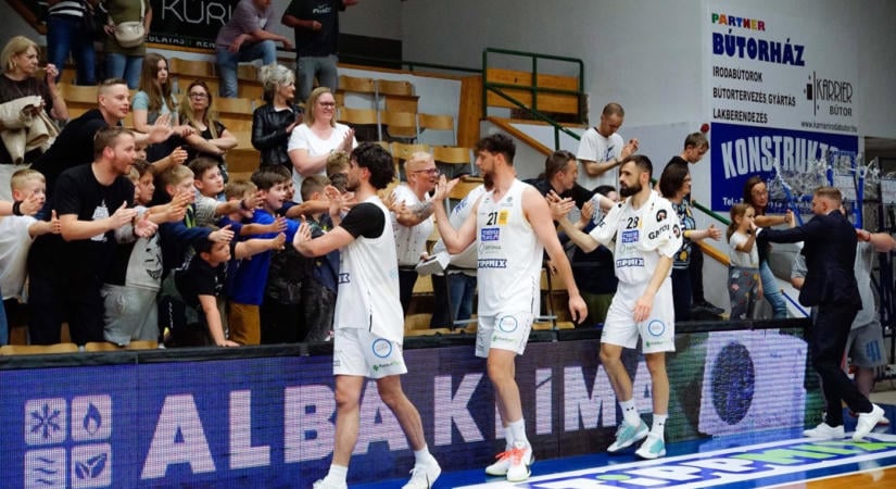 Elijah Hawkins csapattársa lett, az Albától távozó légiós