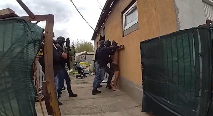 Top 50-es bűnözőre csaptak le a magyar fejvadászok: videón a három éve szökésben lévő férfi elfogása