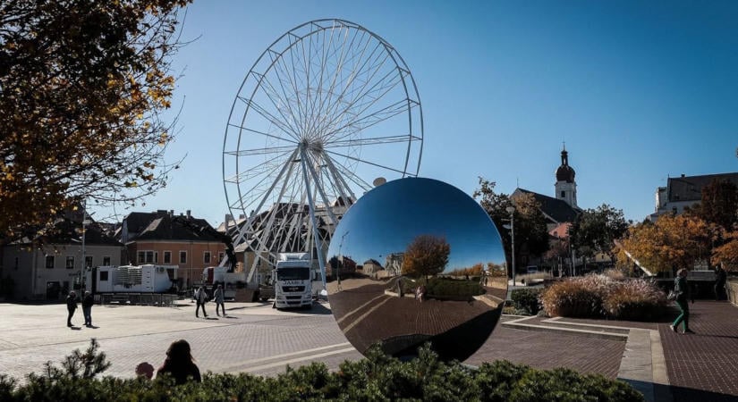 Péntektől újra forog a győri óriáskerék – mutatjuk, meddig marad a Dunakapu téren