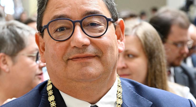 Merkely Béla nem jelezte, hogy tulajdonos volt a fia cégében, ami az általa vezetett egyetemmel együtt kapott 600 milliót Hankótól