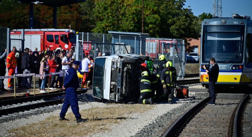 Felborult egy kisbusz, kisiklott a tramtrain, hét ember szorult a szerelvénybe – súlyos balesetet szimuláltak Szegeden – galériával, videóval