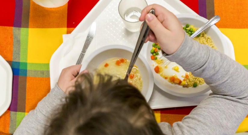 45 perces ebédszünettel és „ebédórával” reformálnák meg a hazai iskolai menzákat