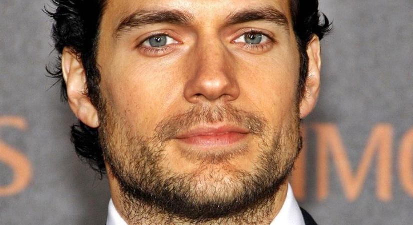 Így néz ki Henry Cavill testvére, akivel megszólalásig hasonlítanak egymásra