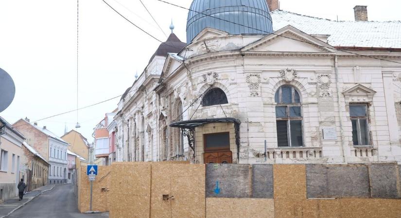 Omladozó homlokzatok és közlekedési problémák miatt panaszkodnak az olvasók