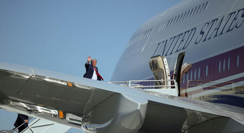 Trump integetve szállt fel az Air Force One-ra, ahonnan titokban, egy éteszállító teherautó segítségével átszállították egy másik gépre