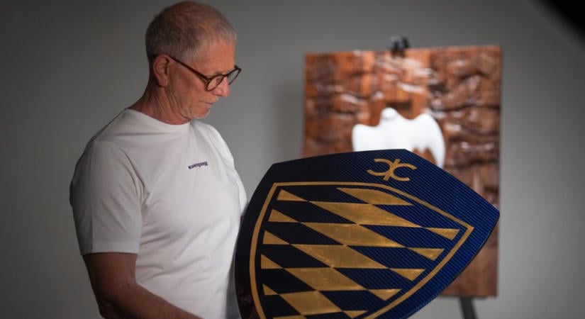 1600 órán át faragta fába a Koenigsegg történelmét egy magyar művész