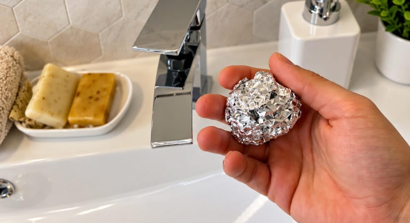 Egy alufóliagolyó egy igazi csoda a fürdőszobában – mutatjuk, mit kell tenned