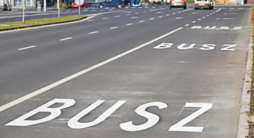 A buszsáv nem az autósok gyorsítósávja – videón a rendőrségi ellenőrzés