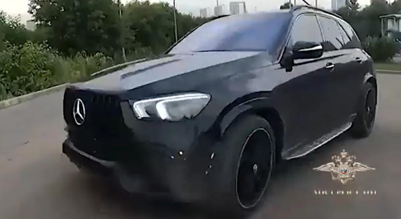Levette a rendszámot, mert sok gyorshajtási bírságot kapott – videón az üldözés