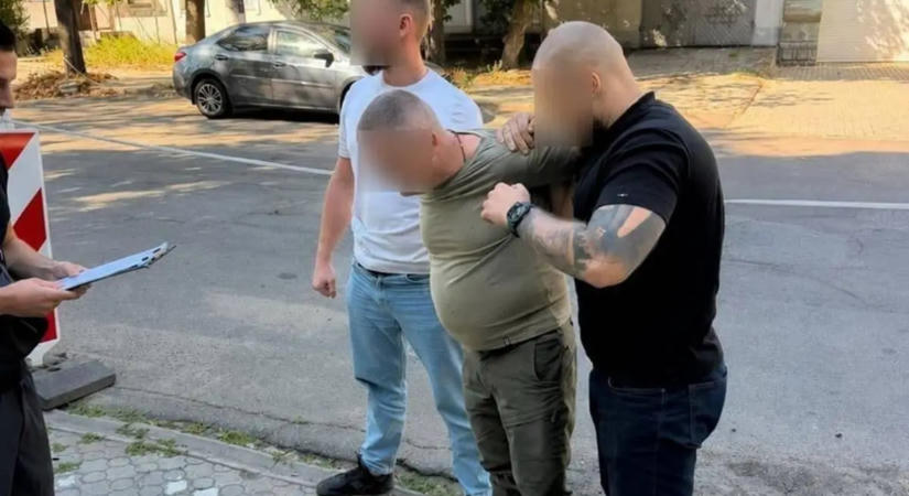 15 ezer dolláros kenőpénz miatt vettek őrizetbe egy TCK vezetőjét