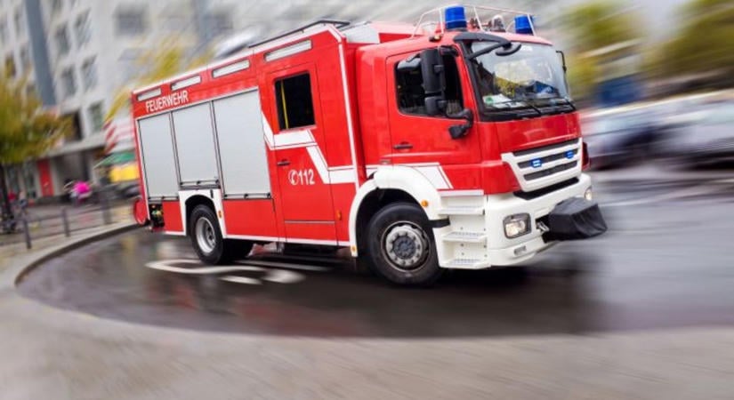 Villamos és autó ütközött, két embert kórházba szállítottak a mentők