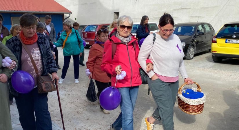 Lila lufikkal a demencia ellen – Séta indította el a soproni programsorozatot – fotók