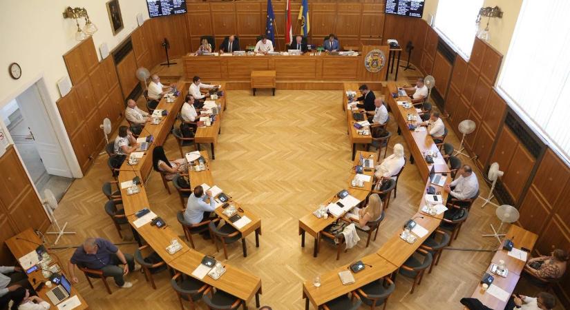 Befagyasztják az önkormányzati képviselők fizetését Pécsen