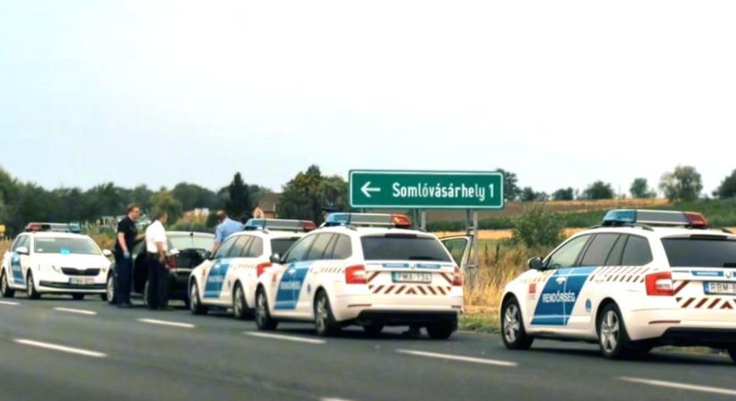 Elfogták az embercsempészt a devecseri járőrök, öt migránst szállított az autóban videó!