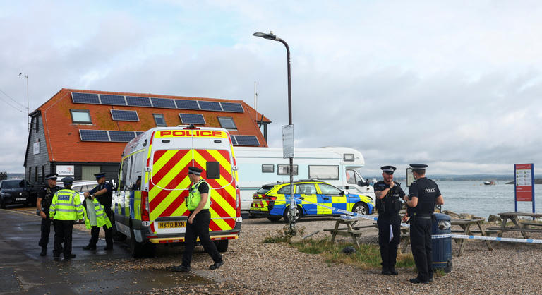 Elszabadultak az indulatok Nagy-Britanniában, több száz tüntető várta a partra érkező migránsokat