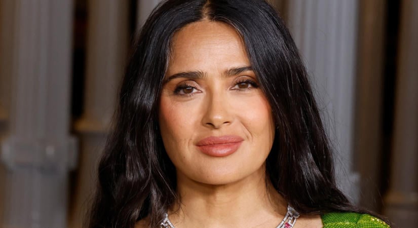 Salma Hayek 60 éves lett, és meztelen fotókkal ünnepelt