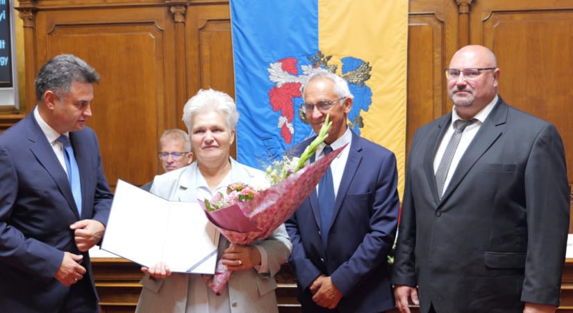 Átadták a pedagógus-díszdiplomákat és a Hódmezővásárhely Ifjú Tehetsége-díjakat a városházán