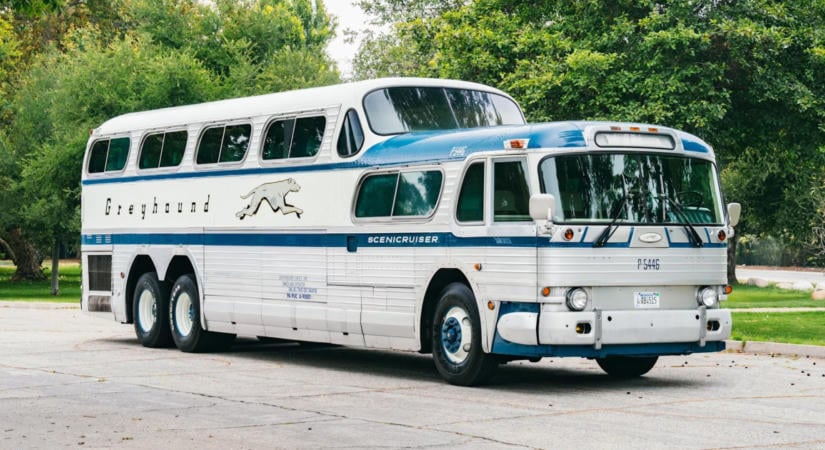 Két dízelmotor hajtotta Amerika legendás luxusbuszát