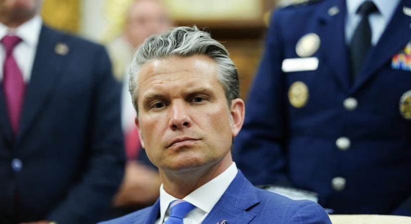Pete Hegseth meglátogatott egy hadihajót és kiakadt a szakállas tengerészeken