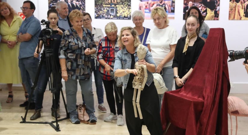 Évadnyitó az Akacs Mihály utcában - elkelt a nyakkendő és a rózsaszín flamingó is