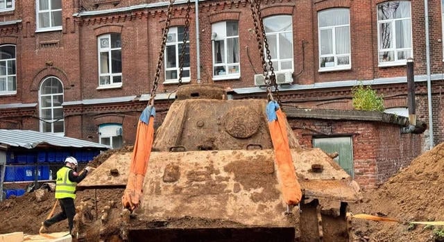 Kiemelték a második világháborús német harckocsit a föld alól Kazanyban