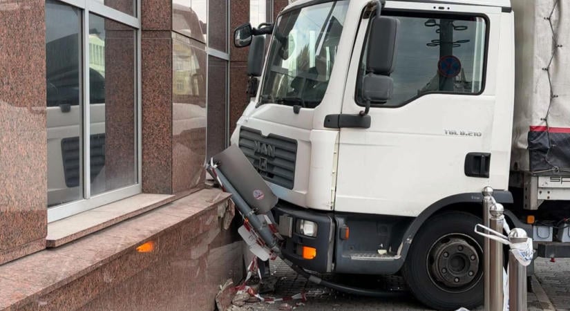 Nekicsapódott egy teherautó az újpesti kormányablak épületének