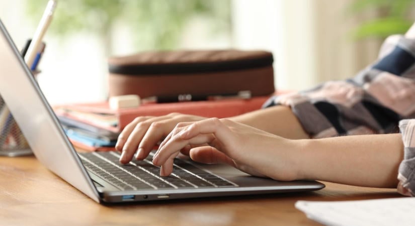Mit kell tenni, ha tönkrement az ingyenes iskolai laptop?