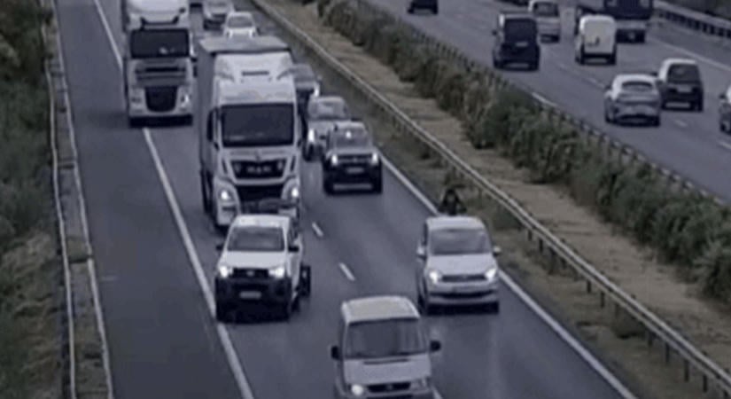 Hajszálon múlt a tragédia: állatokat szállító utánfutó sodródott keresztbe az autópályán – videó