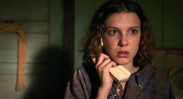 Millie Bobby Brown elolvasta a Stranger Things-es karakterének sorsát, és nagyon furán reagált rá