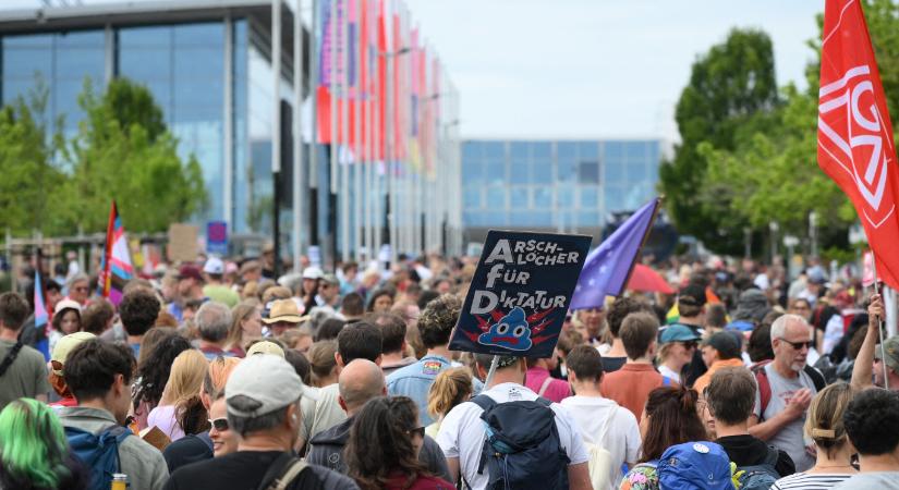 Tízezrek tüntettek az AfD ellen a szélsőjobbos német párt éves kongresszusához vezető utaknál