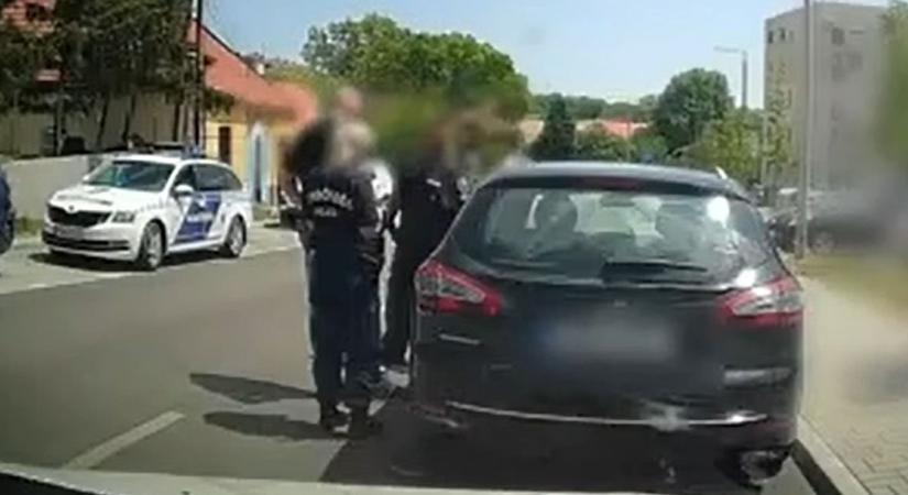 Fittyet hányt a jobbkéz-szabályra, a várpalotai rendőrök azonnal leintették a renitens sofőrt videó