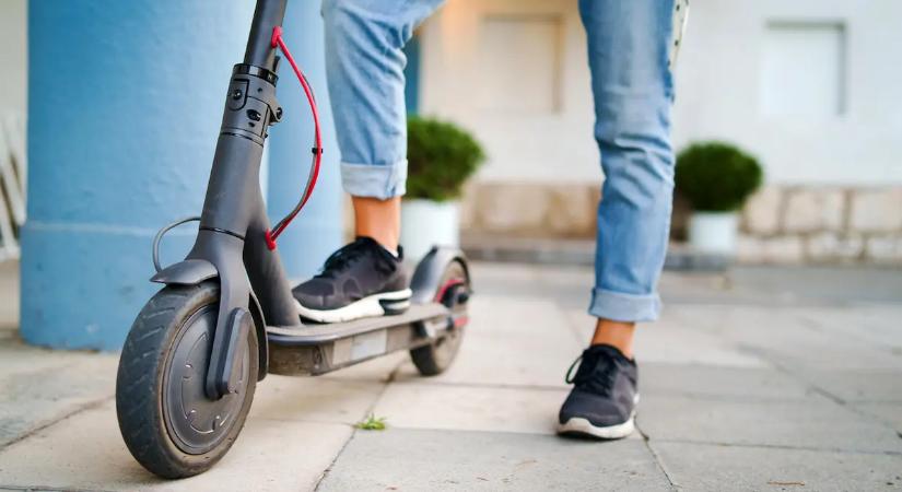 Elektromos rollerre erősített hintával vitte másfél éves gyerekét egy 20 éves férfi Szabolcsban – íme a fotó