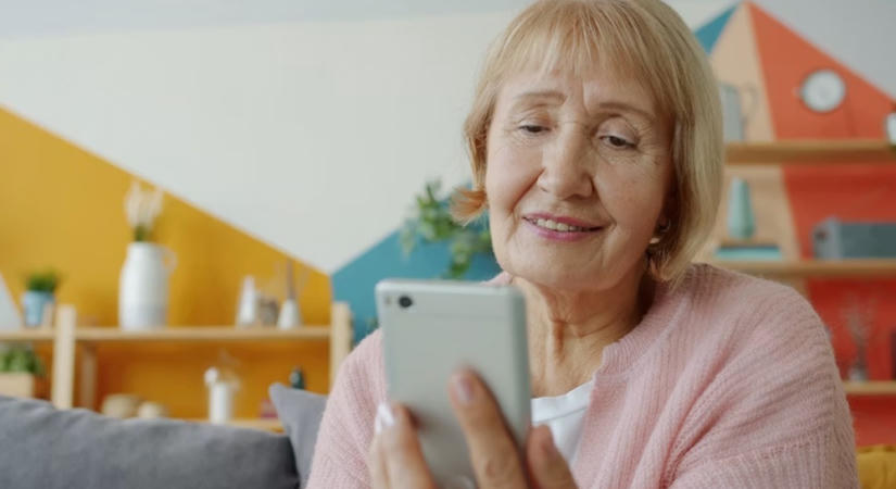 A videóhívás nem ölelés, de néha életmentő lehet: így segíthet a technika a magány ellen