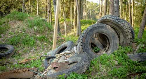 Illegálisan lerakott szemét az erdőkben: tarthatatlanná vált a helyzet