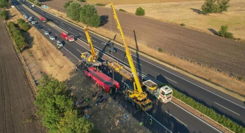 Pokoli órák a miskolci kórházban: válaszokra várnak a hozzátartozók a buszbaleset után