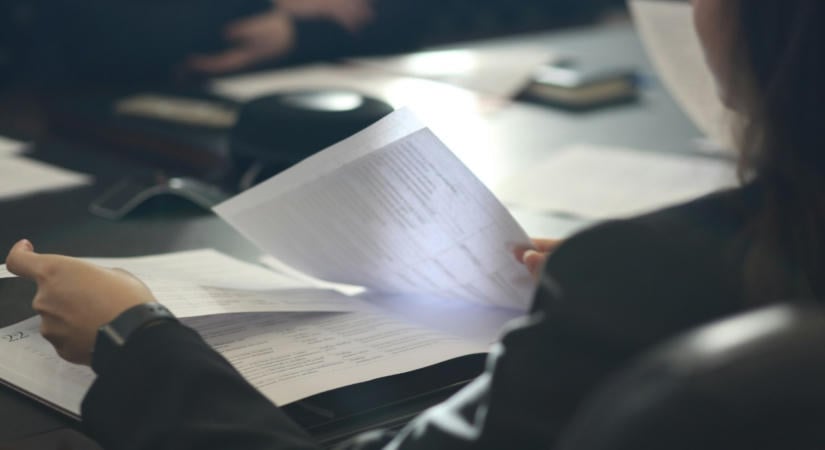 Magas fizetések, önmagukat kinevező vezetők az Alapjogokért Központnál – feljelentést tett a kormány